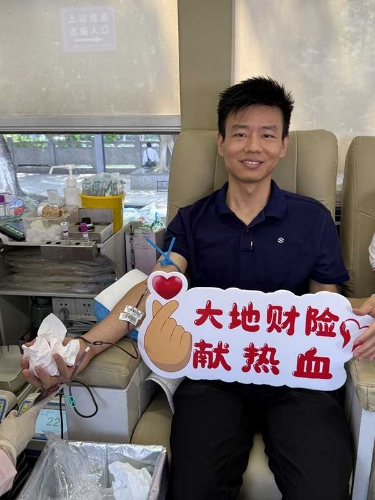 在廣東，公司積極參加?xùn)|莞保險(xiǎn)業(yè)第九屆“保險(xiǎn)傳大愛(ài) 熱血獻(xiàn)真情”愛(ài)心獻(xiàn)血活動(dòng)，并在旗峰公園開展公益健步走活動(dòng)，沿途向市民普及保險(xiǎn)保障知識(shí)，傳播金融消費(fèi)者權(quán)益理念3