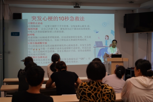 河南分公司邀請(qǐng)健康專家舉辦“心腦血管疾病防治與健康管理”講座，醫(yī)生深入淺出地講解了夏季血壓、血糖、血脂波動(dòng)的風(fēng)險(xiǎn)因素及科學(xué)管理策略，指導(dǎo)老年人日常飲食調(diào)節(jié)、適度運(yùn)動(dòng)安排和規(guī)律作息的重要性，為居民筑起健康防線。